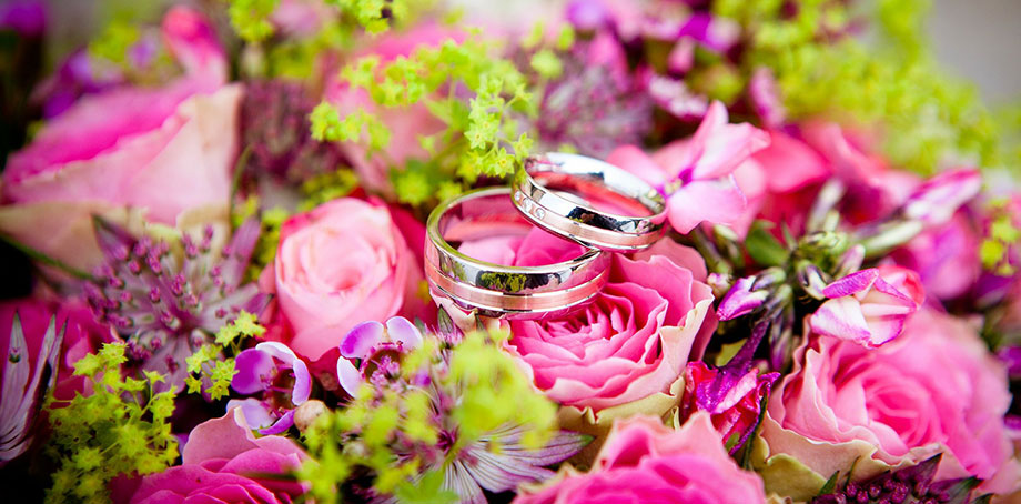 結婚指輪と花束